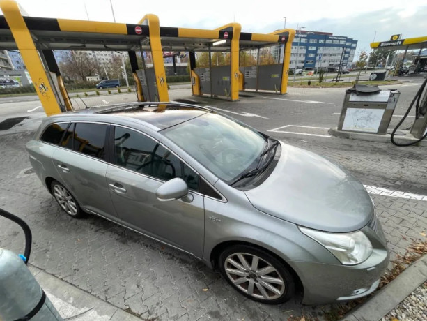 toyota-avensis-combi-110kw-automat-big-3