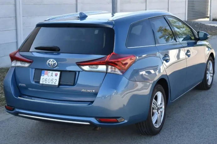 toyota-auris-touring-sports-14-l-d-4d-active-big-1