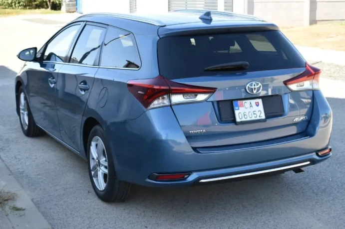 toyota-auris-touring-sports-14-l-d-4d-active-big-2