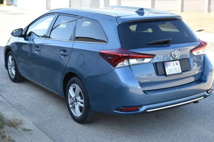 toyota-auris-touring-sports-14-l-d-4d-active-big-3