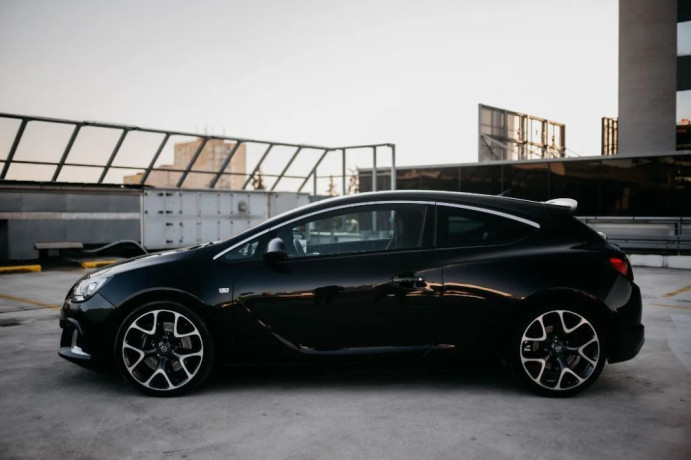 opel-astra-gtc-hatchback-206kw-manual-big-2