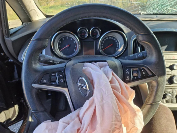 opel-astra-pojazdne-14-turbo-cosmo-2014-benzin-140-000-km-103-kw-m6-big-3