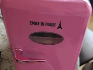 nova-nepouzita-chladnicka-emily-in-paris
