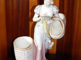 porcelanova-figurina-royal-dux-zena-s-kosikmi
