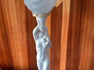 stolna-lampa-v-tvare-venuse-s-dietatom