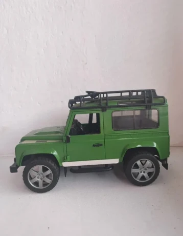 bruder-land-rover-defender-02589-s-privesom-big-4