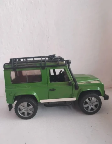 bruder-land-rover-defender-02589-s-privesom-big-3