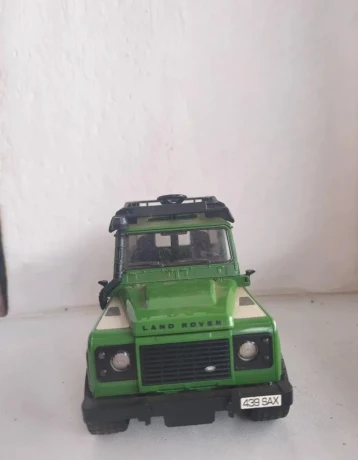 bruder-land-rover-defender-02589-s-privesom-big-1