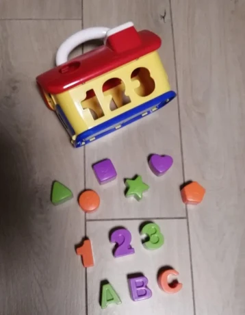 vkladacka-tupperware-a-domcek-cisla-tvary-pismena-big-4