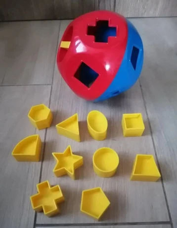 vkladacka-tupperware-a-domcek-cisla-tvary-pismena-big-0