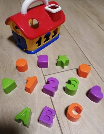 vkladacka-tupperware-a-domcek-cisla-tvary-pismena-big-3