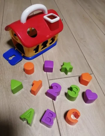 vkladacka-tupperware-a-domcek-cisla-tvary-pismena-big-1