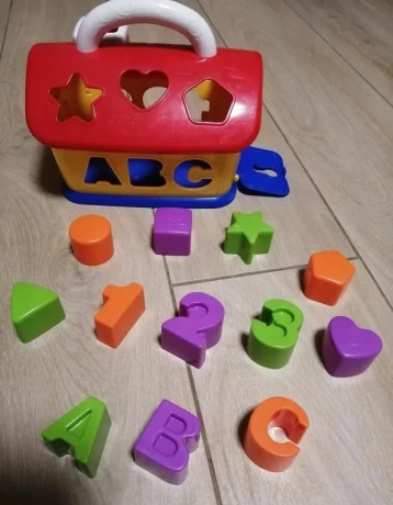 vkladacka-tupperware-a-domcek-cisla-tvary-pismena-big-2