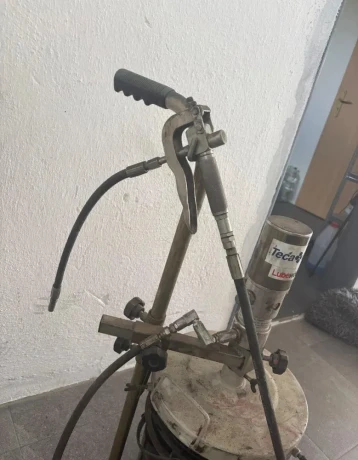 predam-pneumaticke-mazacie-a-hydraulicke-cerpadlo-big-2