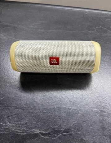 jbl-flip-4-white-big-0
