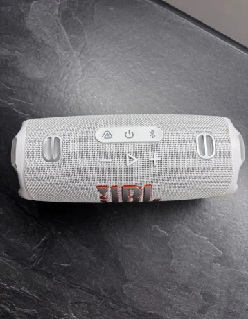 jbl-charge-6-white-big-1