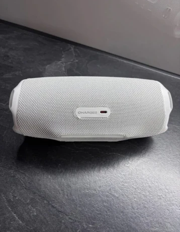 jbl-charge-6-white-big-4