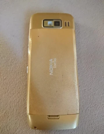 nokia-e52-gold-big-2