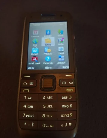 nokia-e52-gold-big-3
