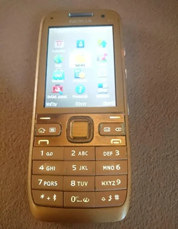 nokia-e52-gold-big-0