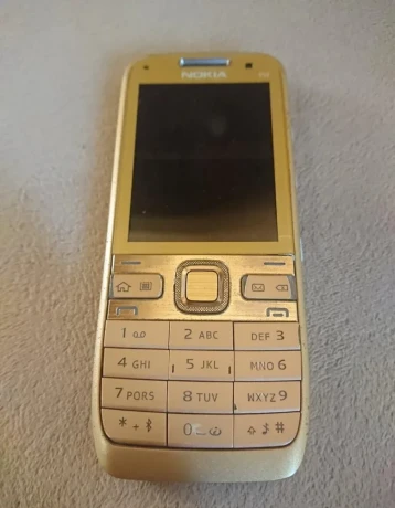 nokia-e52-gold-big-1