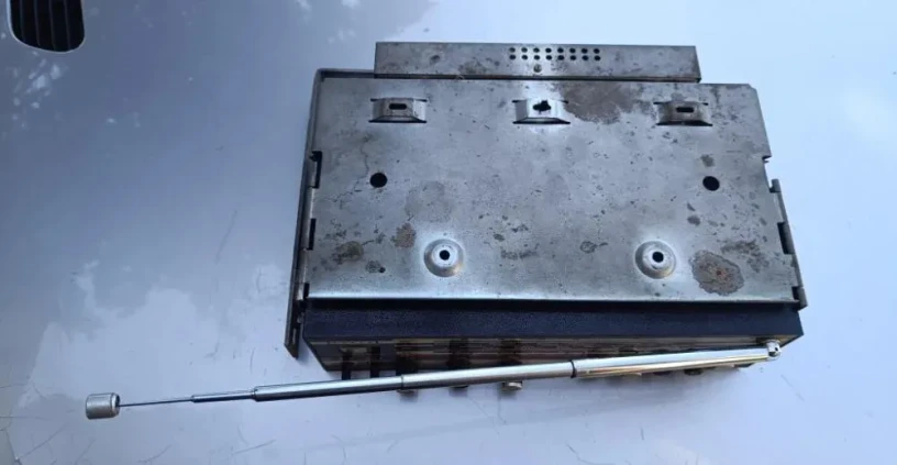 tesla-2101-bv-ceskoslovensky-autoradio-prijimac-big-1