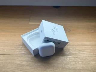 sluchadla-apple-airpods-4-anc