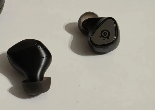 sluchadla-steelseries-arctis-gamebuds-big-3