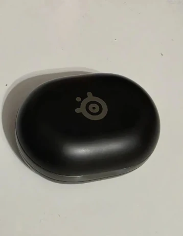 sluchadla-steelseries-arctis-gamebuds-big-1