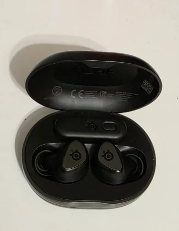 sluchadla-steelseries-arctis-gamebuds-big-2