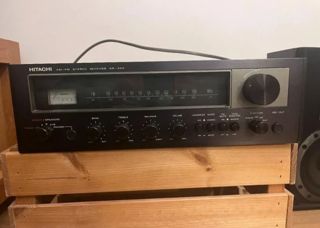 hitachi-sr-302-vintage-am-fm-stereo-receiver-big-1