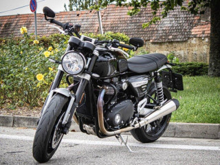 triumph-speed-twin-1200-stealth-edition