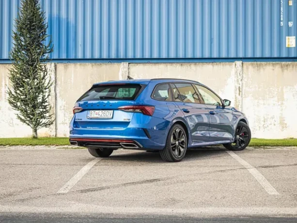 skoda-octavia-combi-20-tdi-rs-dsg-big-3