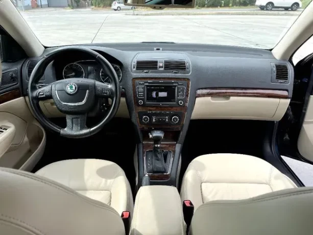 skoda-octavia-combi-12-tsi-elegance-dsg-77kw105hp-a7-big-0