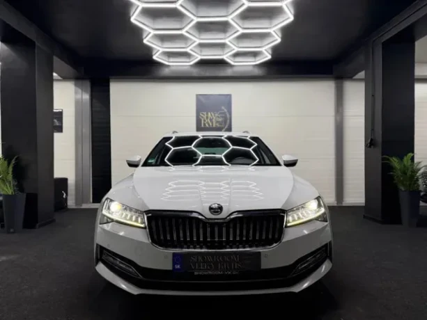 skoda-superb-combi-20-tdi-scr-lk-dsg-big-2