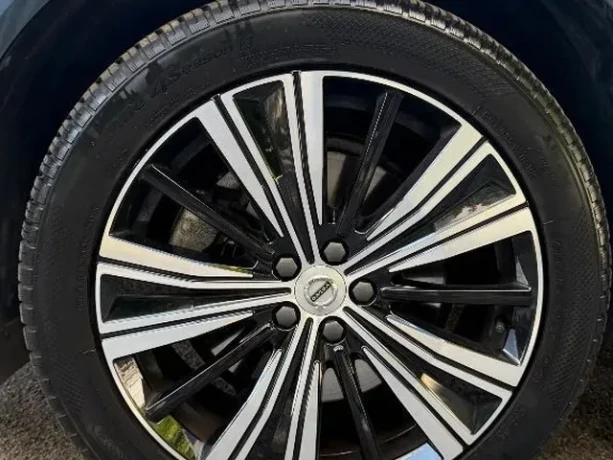 volvo-xc60-b4-benzin-plus-bright-145-kw-45500-km-1-majitel-big-3