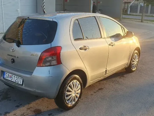 toyota-yaris-10-vvt-i-base-51kw69hp-m5-big-2
