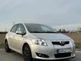 toyota-auris-2008-16-benzin-strieborna-metaliza-klima-automat