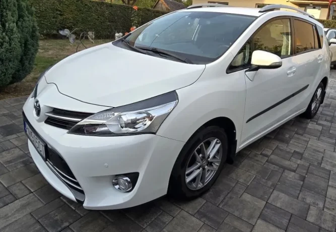 toyota-verso-18-l-valvematic-6-mt-active-trend-family-big-0