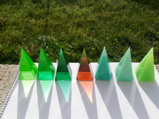 pyramida-jehlan-uranove-sklo-7-x-barevne-provedeni