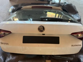 predam-5-dvere-na-skoda-superb-3-combi