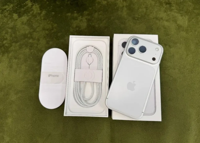 iphone-17-pro-256gb-silver-top-stav-big-1