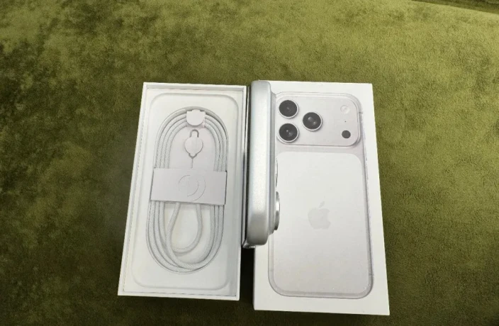 iphone-17-pro-256gb-silver-top-stav-big-3