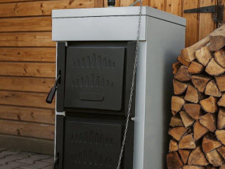 liatinovy-kotol-na-drevo