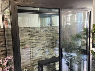 chladiarenska-vytrina-na-rezane-kvety