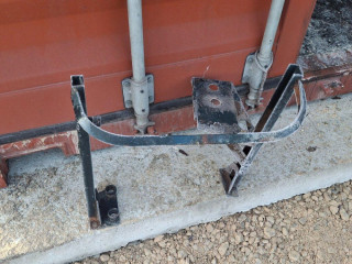 drziak-kapotaze-a-servo-nadrzky-na-zetor