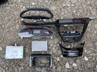 diely-interieru-peugeot-208-rok-2010-2015