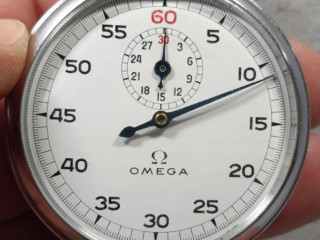 krasne-stare-jednotlacitkove-svycarske-stopky-omega