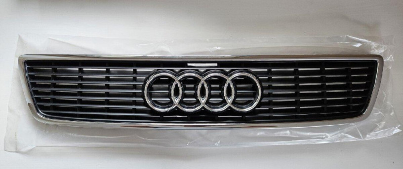 mriezka-kapoty-audi-a8-d2-predfacelift-big-0