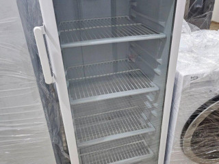 vitrinova-chladnicka